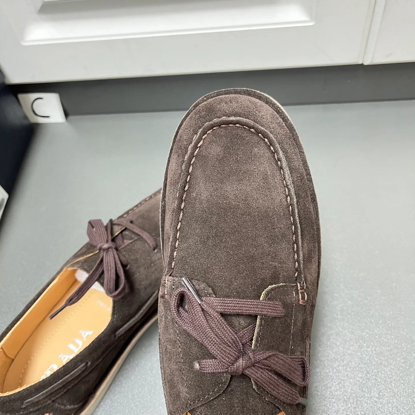 💰840 Prada men's new lace-up leather loafers. Made of flocked two-layer cow leather, these shoes combine classic design with handmade details, blending sophistication with casual comfort. Designed in a lace-up style, with open-stitched seams on the skirt, 1.5cm white rubber soles with leather welts, dyed calfskin lining, and silver-labeled cowhide feet, the style is simple and elegant. C leather shoe size: 39/40/41/42/43/44 coffee color original box packaging + dust bag